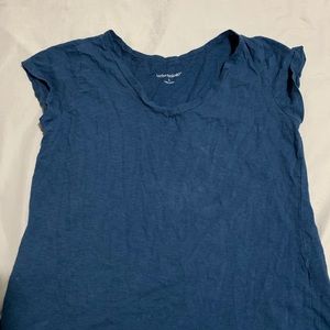 V-neck t-shirt